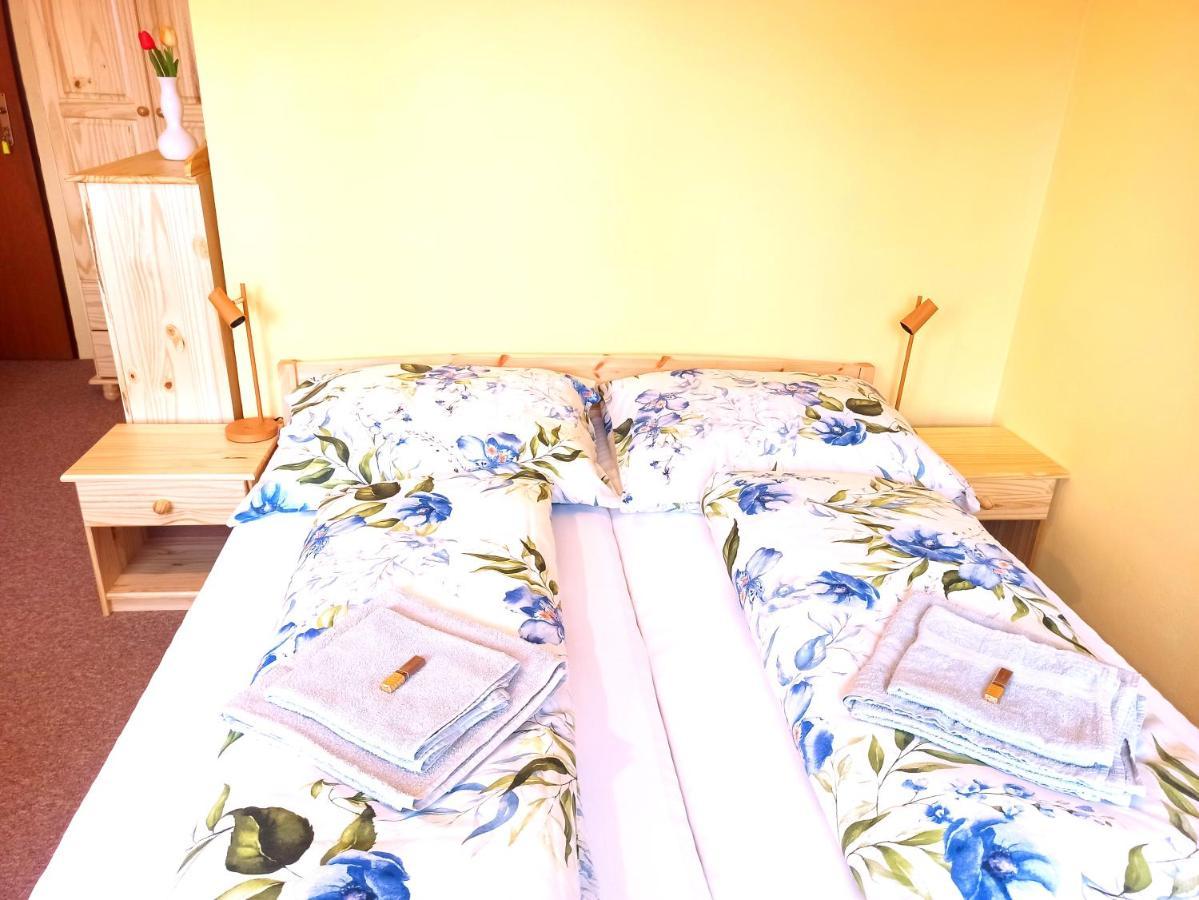 P&P Jicin Apartments - Soukrome 2-3 Luzkove Pokoje S Vlastni Kuchyni A Koupelnou Экстерьер фото