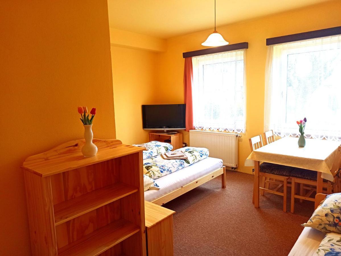 P&P Jicin Apartments - Soukrome 2-3 Luzkove Pokoje S Vlastni Kuchyni A Koupelnou Экстерьер фото