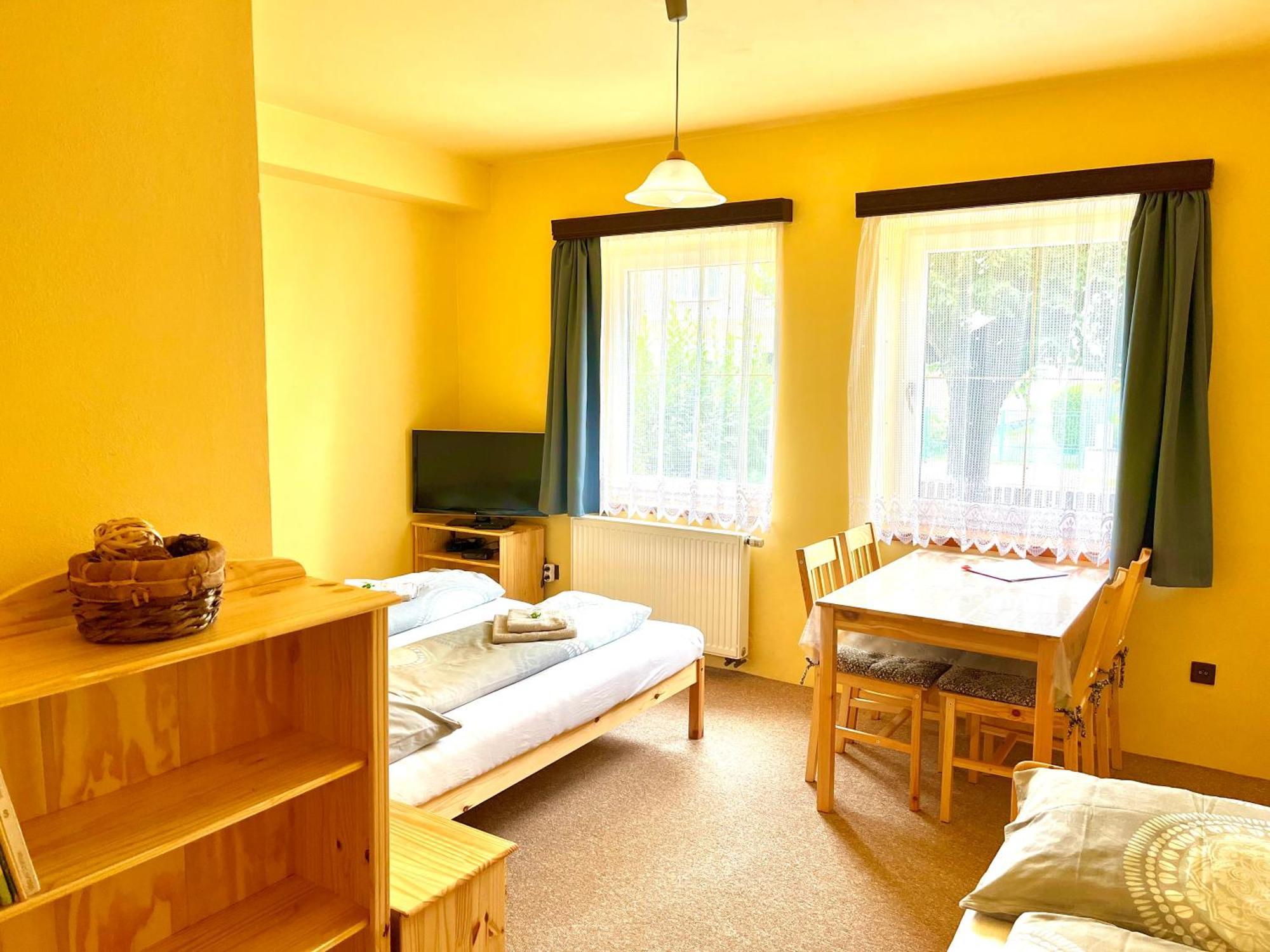 P&P Jicin Apartments - Soukrome 2-3 Luzkove Pokoje S Vlastni Kuchyni A Koupelnou Экстерьер фото